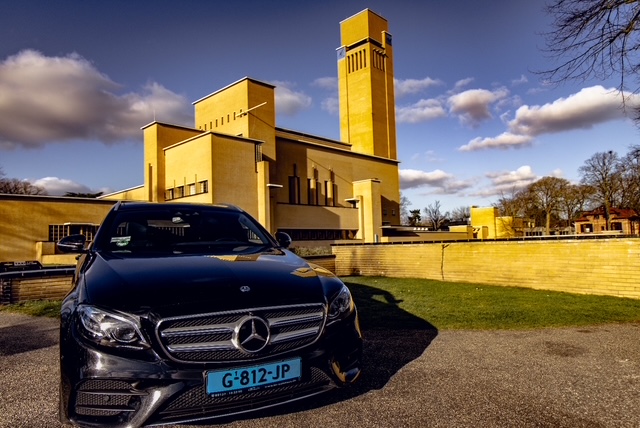 Mercedes E-Klasse stationwagen bij het Hilversumse Raadhuis